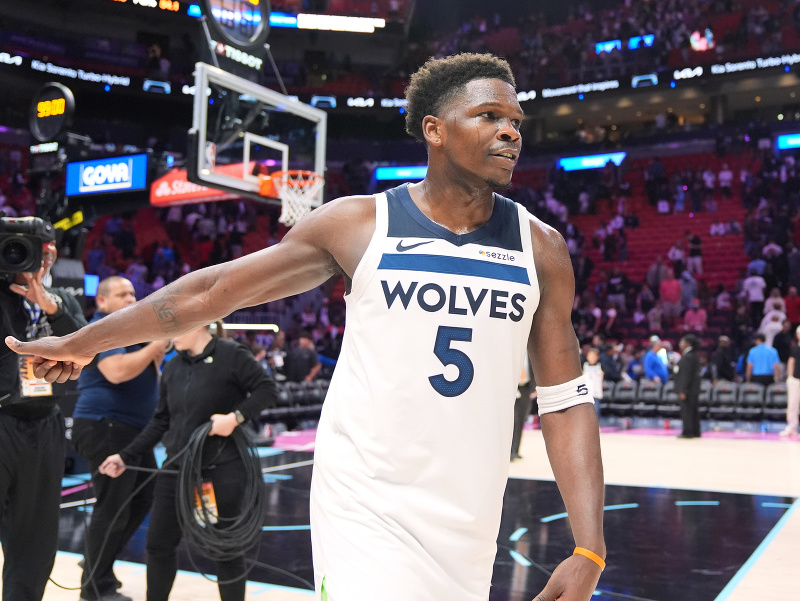 Hráč Minnesoty Timberwolves Anthony Edwards (5) sa zdraví s fanúšikmi