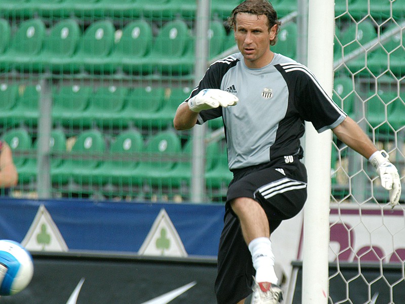 Miroslav Hýll počas rozcvičky pred zápasom v drese Artmedie Petržalka v roku 2007
