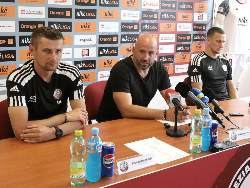 Na snímke zľava hlavný tréner Štefan Markulík, generálny manažér Miroslav Poliaček a kapitán Samuel Štefánik pred štartom novej sezóny futbalového klubu FK Železiarne Podbrezová 
