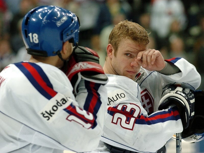 Sklamaní Miroslav Šatan a Ľuboš Bartečko po prehratom zápase o bronz na MS v hokeji 2004 