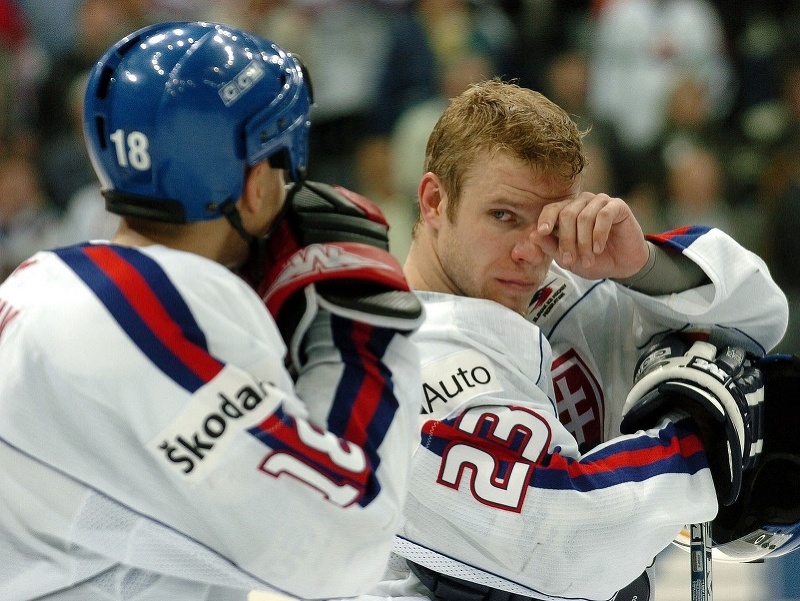 Sklamaní Miroslav Šatan a Ľuboš Bartečko po prehratom zápase o bronz na MS v hokeji 2004 