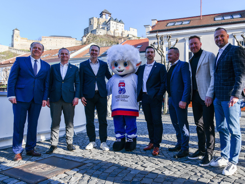 Na snímke zľava primátor mesta Trenčín Richard Rybníček,  starosta mestskej časti Bratislava – Ružinov Martin Chren, prezident SZĽH Miroslav Šatan, maskot hokejového šampionátu MS 2026 U18 Tatrík, riaditeľ turnaja MS 2026 U18 Roman Sýkora