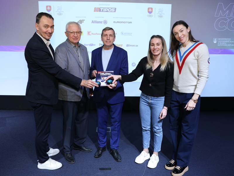 Na momentke z uvedenia knižnej pamätnice SOŠV zo ZOH 2026 zľava prezident SZĽH Miroslav Šatan, hlavný autor a koordinátor projektu knihy Ľubomír Souček, zostavovateľ Michal Zeman, olympioničky Paulína Bátovská Fialková a Lucia Mokrášová