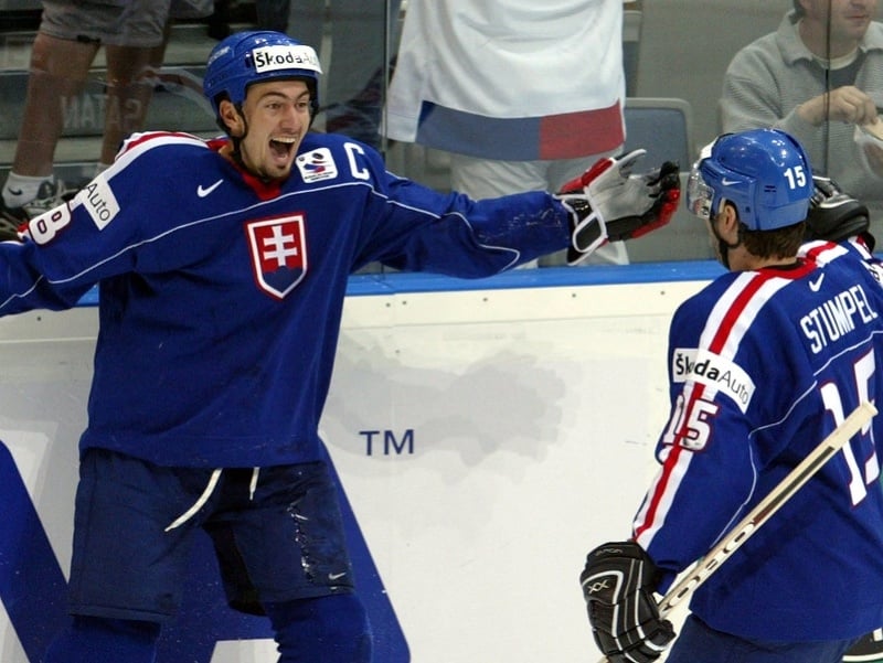 Slovenskí hokejisti Miroslav Šatan a Jozef Stümpel oslavujú gól v semifinále MS 2004 proti Kanade