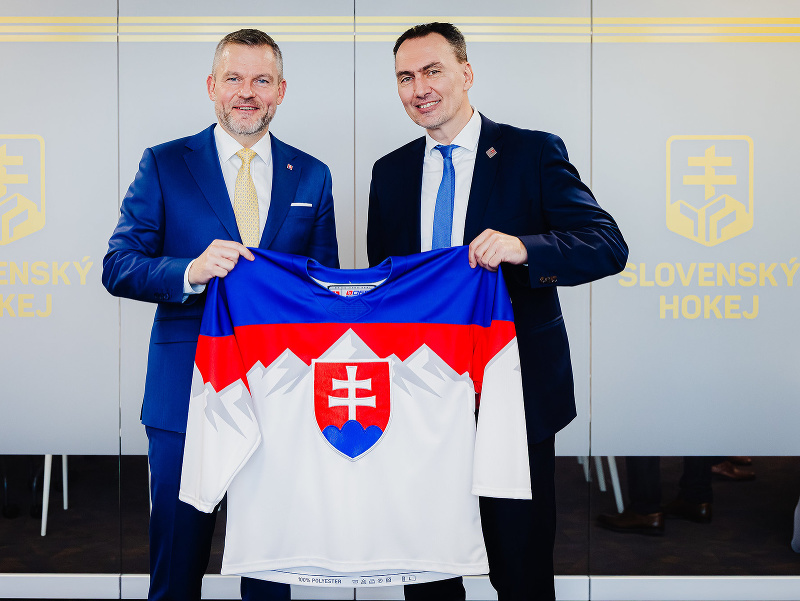 Slovenský prezident Peter Pellegrini a prezident SZĽH Miroslav Šatan s dresom Slovenska
