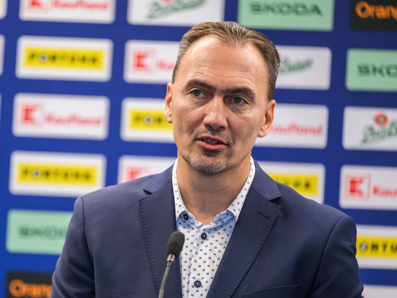 Na snímke prezident Slovenského zväzu ľadového hokeja Miroslav Šatan počas tlačovej konferencie SZĽH s novým trénerom reprezentácie