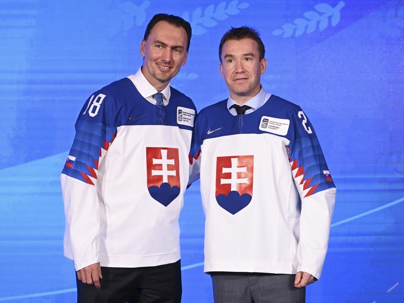 Na snímke bývalých útočníkov slovenskej hokejovej reprezentácie Miroslava Šatana (vľavo) a Žigmunda Pálffyho (vpravo) uviedli do Siene slávy Medzinárodnej hokejovej federácie (IIHF)
