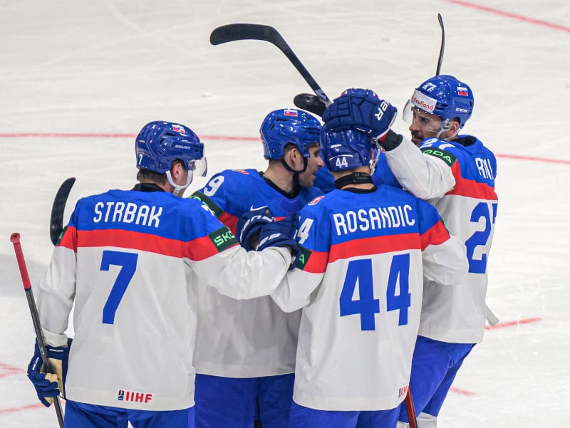 Na snímke slovenskí hokejisti sa tešia z úvodného gólu, sprava strelec gólu Marek Hrivík, Mislav Rosandič, Filip Mešár a Maxim Štrbák počas zápasu základnej B-skupiny 