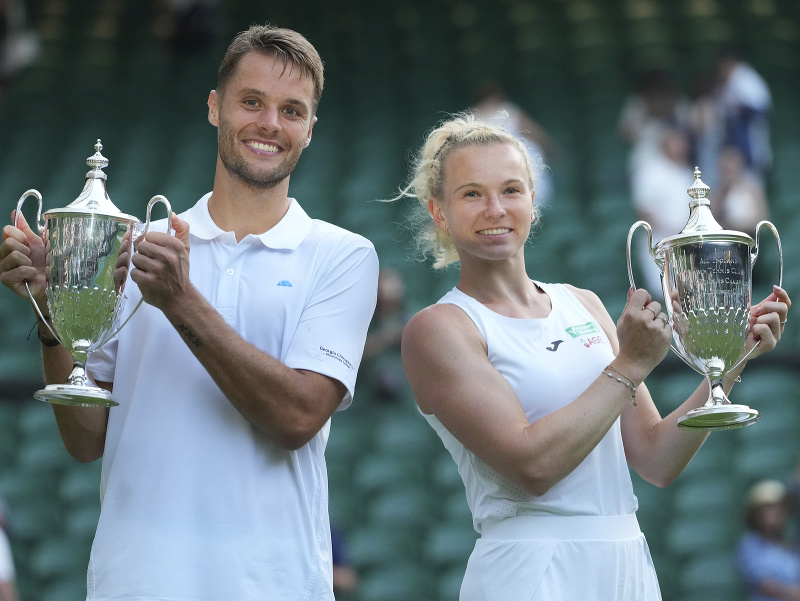 Česká teniska Katěrina Siniaková a Holanďan Sem Verbeek oslavujú s trofejami spoločný triumf vo wimbledonskom mixe