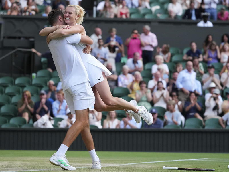 Česká teniska Katěrina Siniaková a Holanďan Sem Verbeek oslavujú spoločný triumf vo wimbledonskom mixe