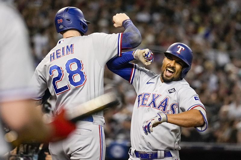 Bejzbalisti Texasu Marcus Semien (vpravo) a Jonah Heim sa tešia vo štvrtom finálovom stretnutí Svetovej série MLB Arizona Diamondbacks - Texas Rangers