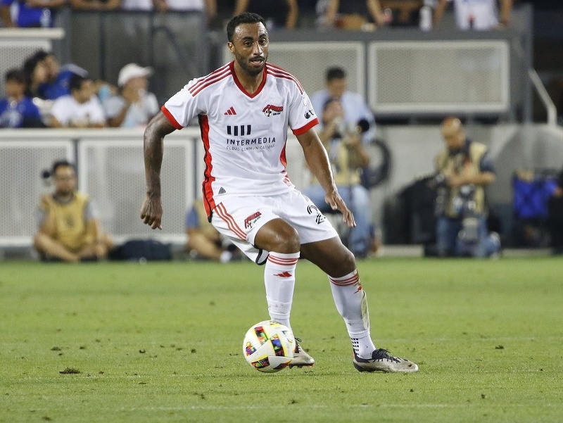  Carlos Akapo s loptou

