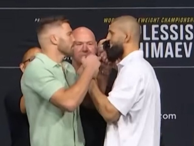 Vyhrotený staredown Du Plessisa a Chimaeva