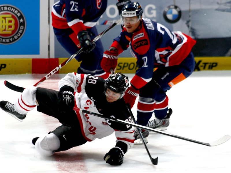 Vladimír Dravecký (vpravo) zo Slovenska a Steven Reinprecht (dole)