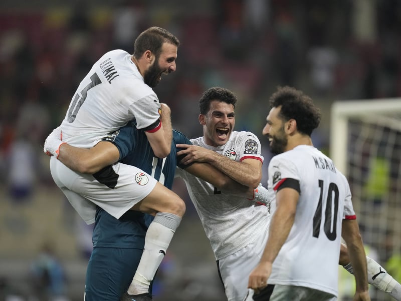 Mohamed Salah (vpravo) so spoluhráčmi oslavuje postup Egypta do štvrťfinále
