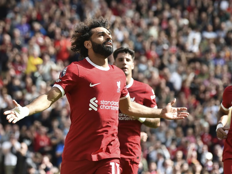 Na snímke hráč Liverpoolu Mohamed Salah sa teší z gólu