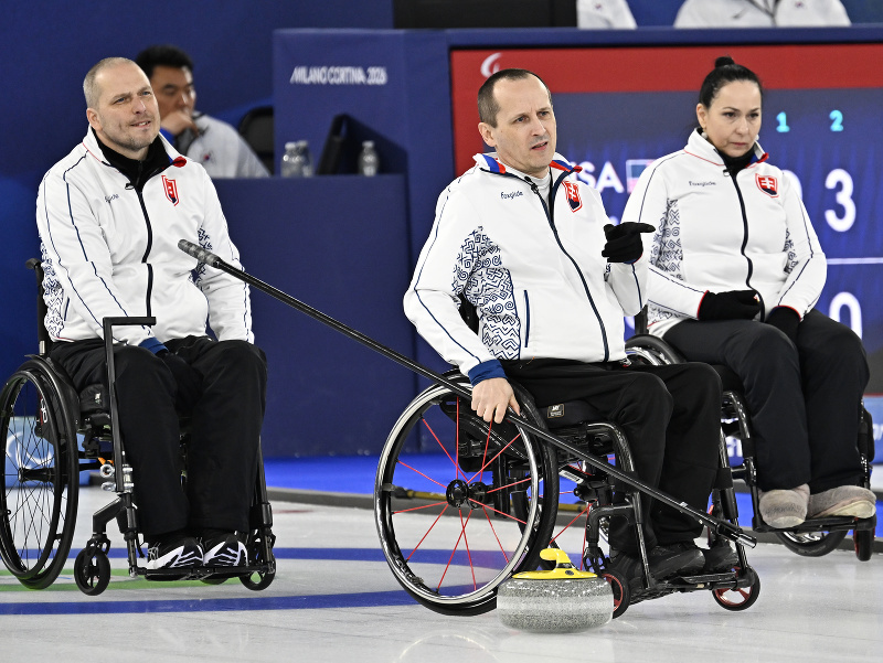 Na snímke zľava Karol Šandl, skip (kapitán) slovenského curlingového tímu Radoslav Ďuriš a Monika Kunkelová v zápase Švédsko - Slovensko v curligu na vozíku na XIV. zimných paralympijských hrách v Cortine d'Ampezzo
