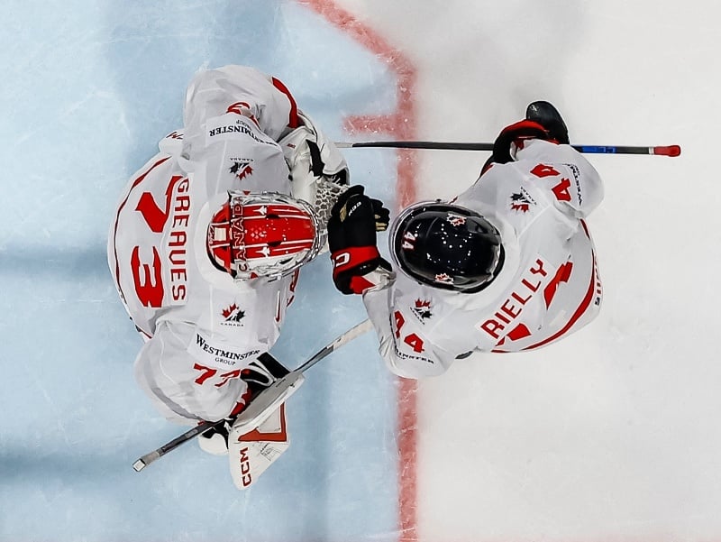 Brankár Jet Greaves a obranca Morgan Rielly