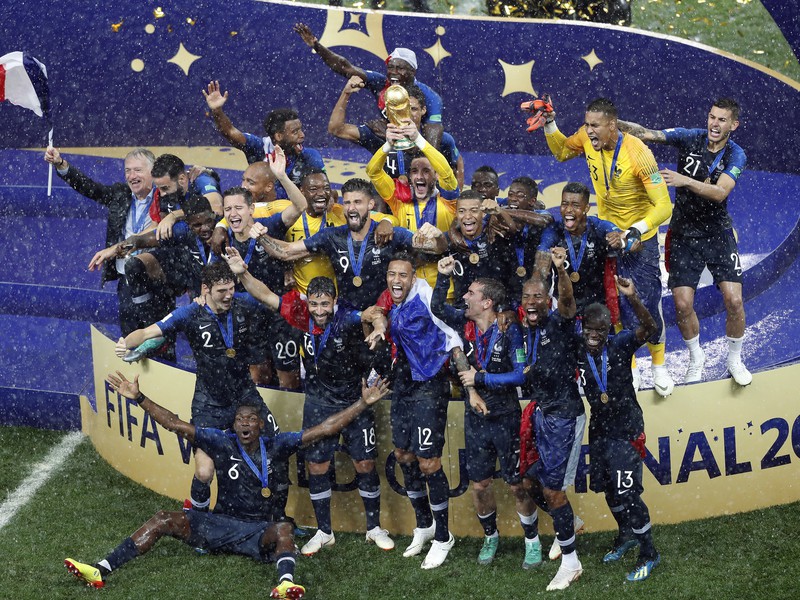 Víťazné oslavy Francúzska s majstrovskou trofejou
