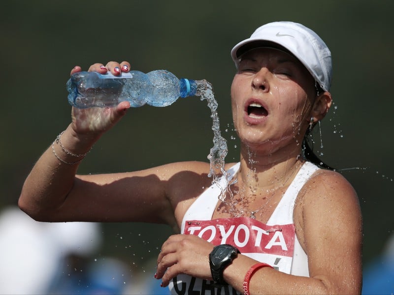 Slovenská reprezentantka v chôdzi Mária Gáliková sa oblieva vodou počas majstrovstiev sveta v Moskve. Preteky na 20 kilometrov nedokončila