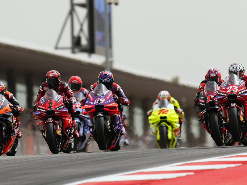Španielsky motocyklista Jorge Martin (uprostred vpravo) a Talian Francesco Bagnaia (uprostred vľavo) po štarte pretekov na Veľkej cene Portugalska seriálu MotoGP na okruhu Algarve