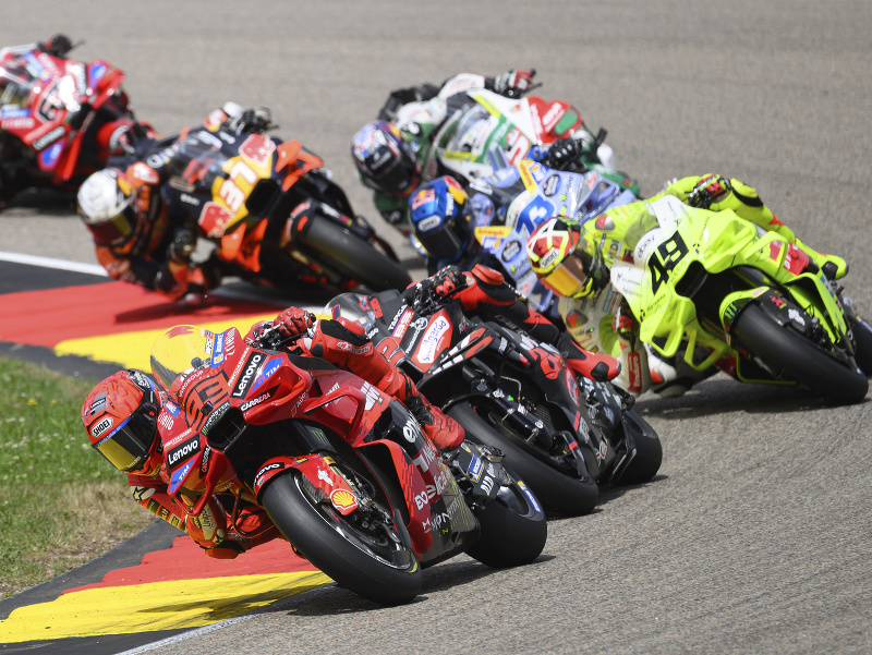 Pretekári počas VC Moto GP na Sachsenringu, v popredí Marc Márquez