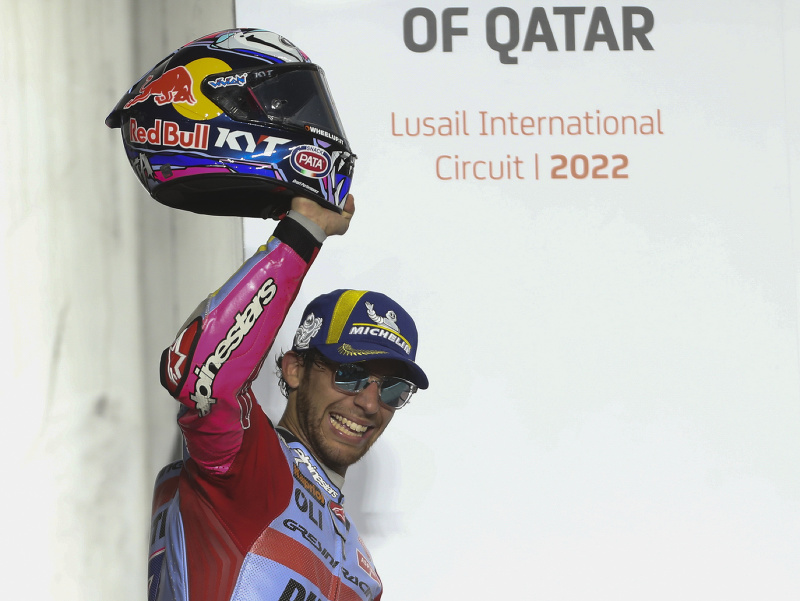Taliansky motocyklový jazdec Enea Bastianini zvíťazil v triede MotoGP na Veľkej cene Kataru.