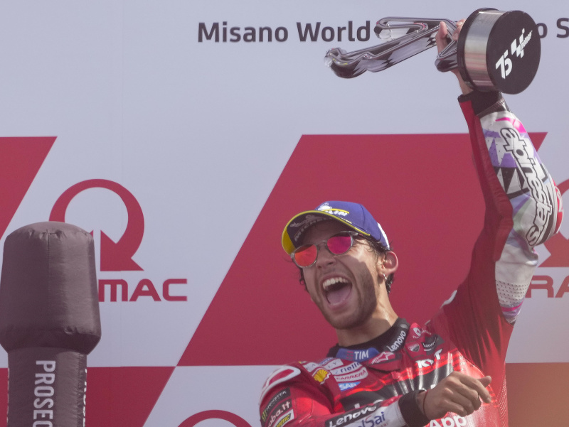 Taliansky motocyklový pretekár Enea Bastianini oslavuje triumf na domácej VC Emilia-Romagna seriálu MotoGP. 