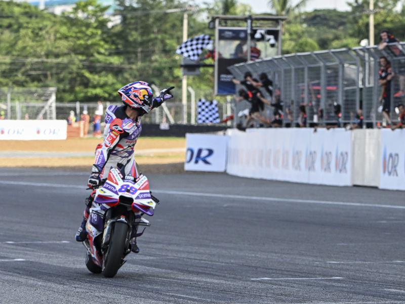 Jorge Martín oslavuje víťazstvo na Veľkej cene Thajska MotoGP 2023