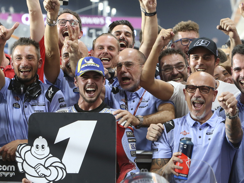 Taliansky motocyklový pretekár Fabio di Giannantonio (druhý vľavo) sa teší s členmi svojho tímu po prvom svojom víťazstve v seriáli MotoGP na VC Kataru