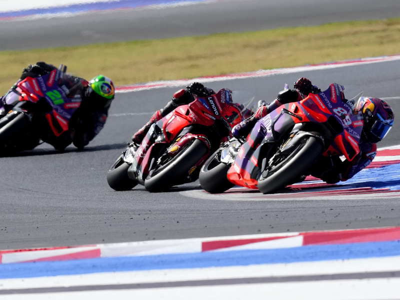 Jorge Martin v popredí počas šprintu na VC San Marína