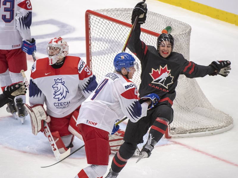 Dylan Cozens sa teší z gólu