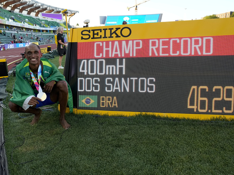Brazílsky atlét Alison Dos Santos sa teší z prekonaného rekordu