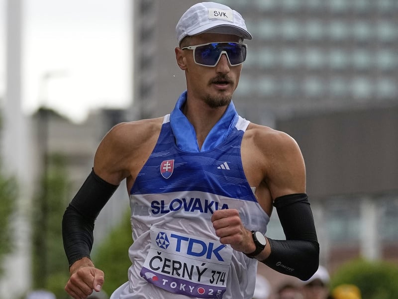 Dominik Černý (v bielom) počas pretekov