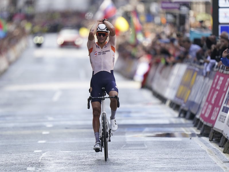 Mathieu van der Poel oslavuje triumf na MS v cestnej cyklistike