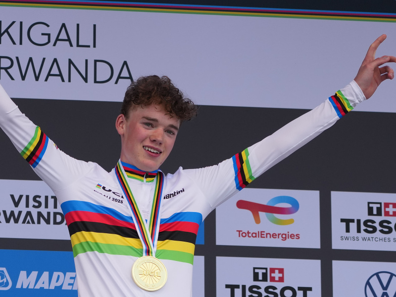 Na snímke britský cyklista Harry Hudson sa raduje na pódiu víťazov po výhre zlata na majstrovstvách sveta v cestných pretekoch s hromadným štartom v kategórii juniorov