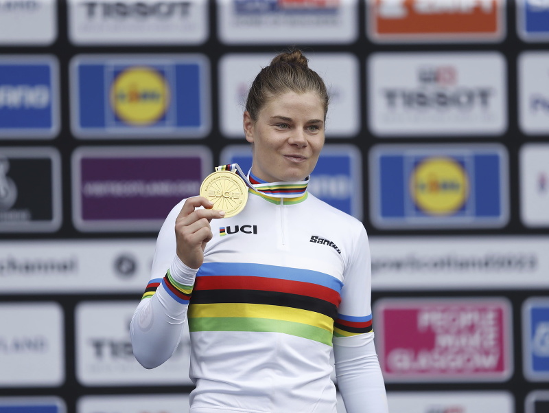 Belgická cyklistka Lotte Kopecká pózuje na pódiu so zlatou medailou po jej víťazstve vo finále pretekov elite žien na MS v cestnej cyklistike v Glasgowe
