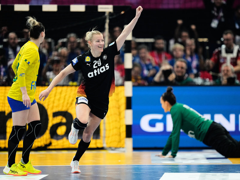 Antje Doell z Nemecka oslavuje po strelení gólu počas štvrťfinálového zápasu majstrovstiev sveta v hádzanej žien medzi Nemeckom a Brazíliou