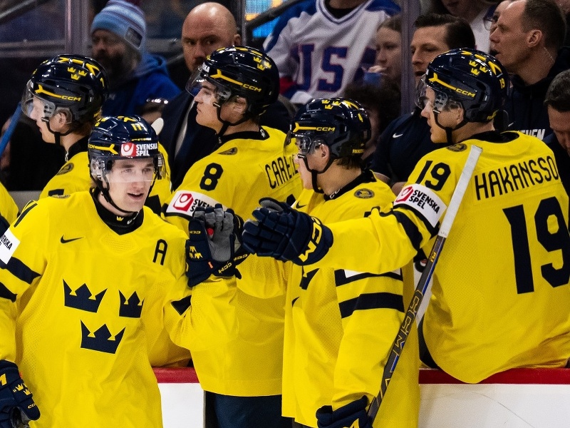 Lucas Pettersson oslavuje gól so spoluhráčmi