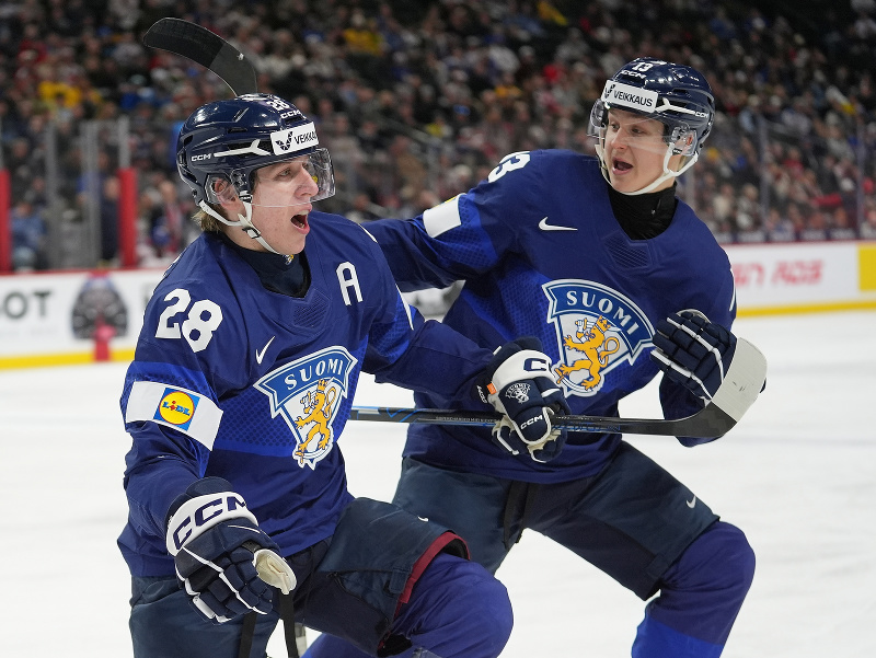 Fínski hokejisti Heikki Ruohonen a Veeti Vaisanen oslavujú gól