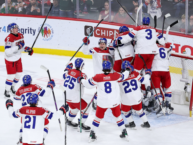 Českí hokejoví reprezentanti oslavujú postup do finále MS hráčov do 20 rokov