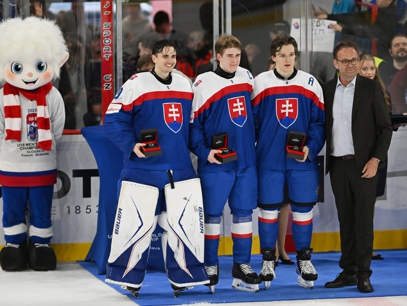 Zľava traja najlepší hráči Slovenska na turnaji Samuel Hrenák, Adam Goljer a Timothy Kazda po skončení semifinále