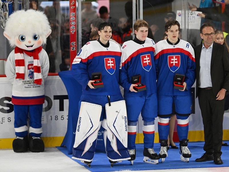Zľava traja najlepší hráči Slovenska na turnaji Samuel Hrenák, Adam Goljer a Timothy Kazda po skončení semifinále