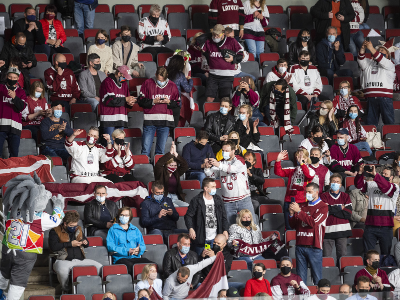 Lotyšskí diváci na štadióne Aréna Riga počas MS v hokeji 2021