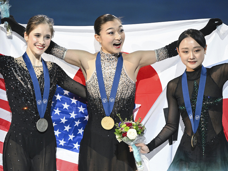 Kaori Sakamotová (uprostred) sa raduje zo zlatého triumfu