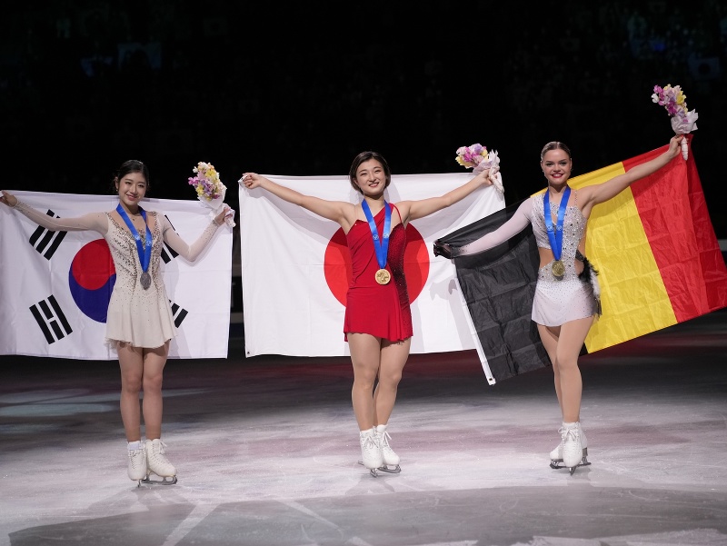 Domáca japonská krasokorčuliarka Kaori Sakamotová (uprostred) pózuje so zlatou medailou v kategórii žien na majstrovstvách sveta v krasokorčuľovaní v meste Saitama v piatok 24. marca 2023. Striebro si vybojovala Kórejčanka Hae-in Lee (vľavo), bronz patrí 