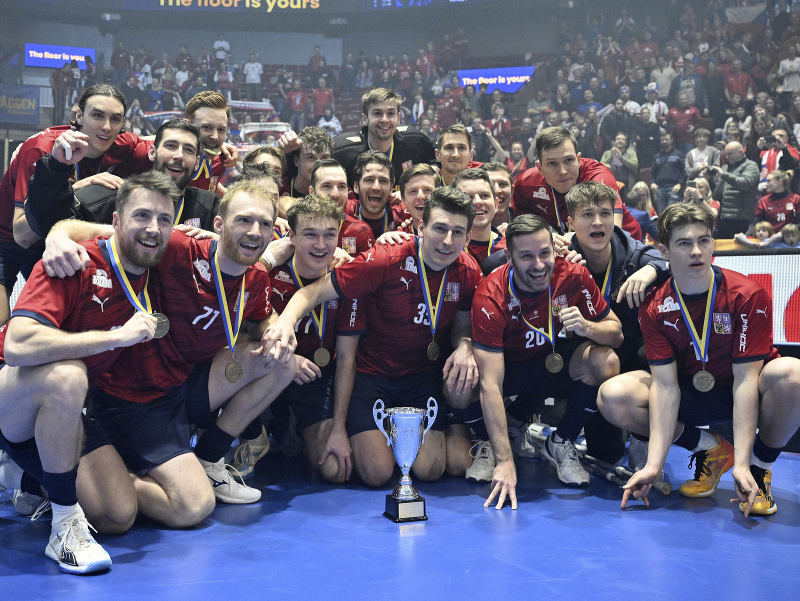 Českí reprezentanti oslavujú zisk bronzových medailí