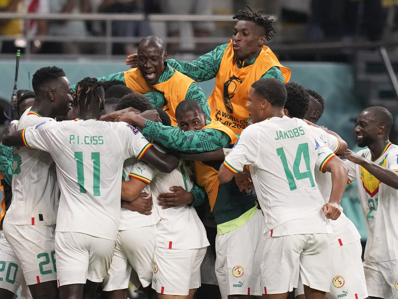 Futbalisti Senegalu oslavujú gól