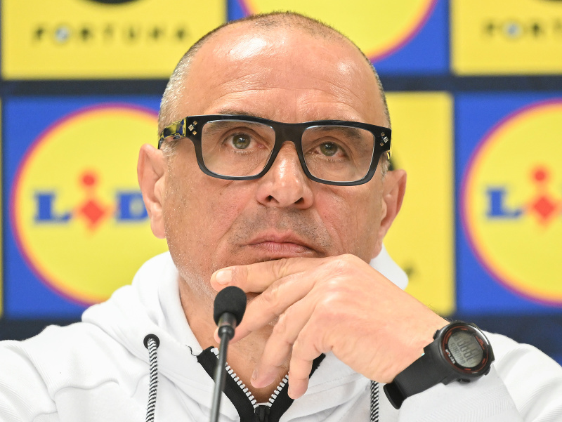 Na snímke tréner futbalistov Slovenska Francesco Calzona počas tlačovej konferencie