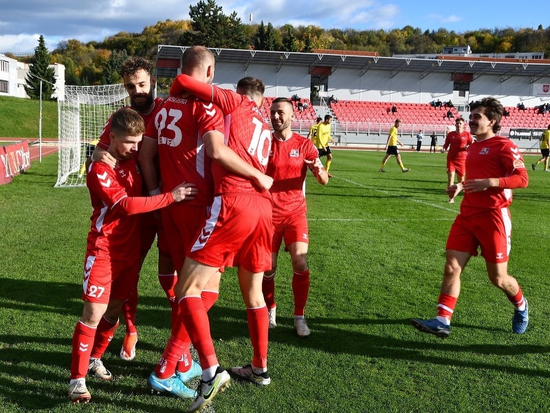 Hráči Považskej Bystrici sa radujú z gólu